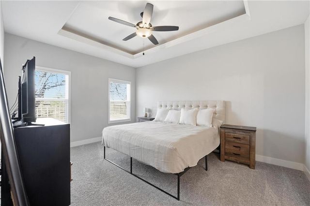 902 NW Crestwood Drive, Grain Valley, MO 64029