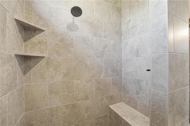 902 NW Crestwood Drive, Grain Valley, MO 64029