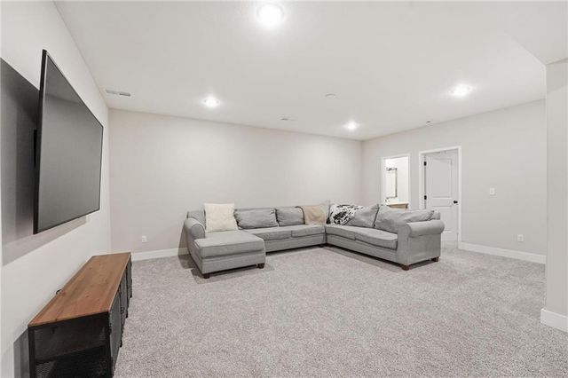 902 NW Crestwood Drive, Grain Valley, MO 64029