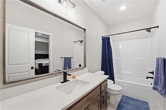 902 NW Crestwood Drive, Grain Valley, MO 64029