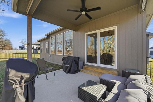 902 NW Crestwood Drive, Grain Valley, MO 64029