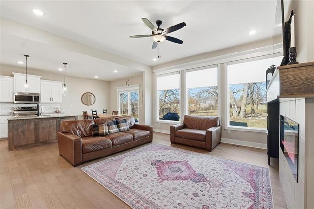 902 NW Crestwood Drive, Grain Valley, MO 64029