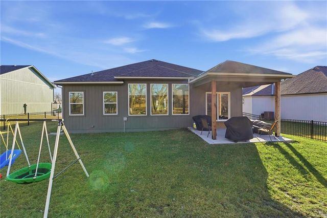 902 NW Crestwood Drive, Grain Valley, MO 64029