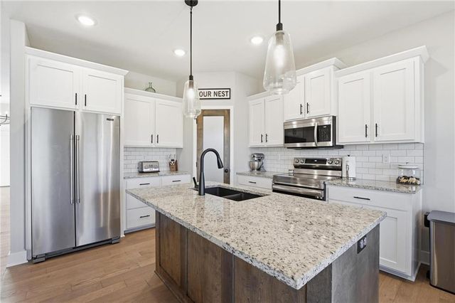 902 NW Crestwood Drive, Grain Valley, MO 64029