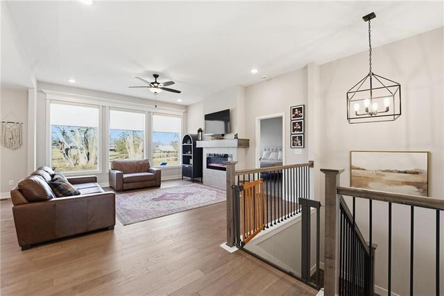 902 NW Crestwood Drive, Grain Valley, MO 64029