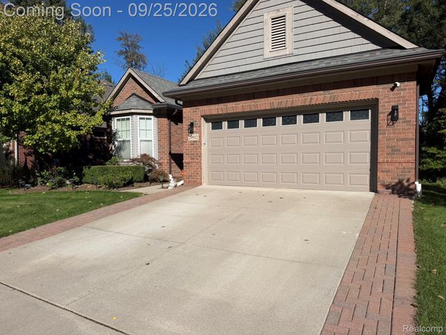 29912 Trailwood Drive, Warren, MI 48092