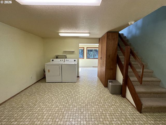 2249 ARTHUR Dr, Reedsport, OR 97467