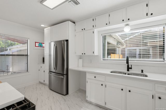 2410 W Mistletoe, San Antonio, TX 78228
