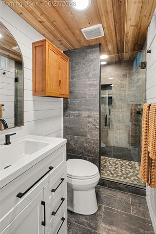 590 Hecht Drive, Madison Heights, MI 48071