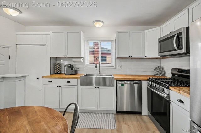 590 Hecht Drive, Madison Heights, MI 48071