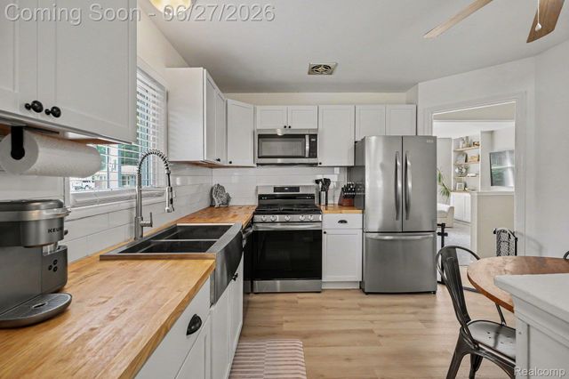 590 Hecht Drive, Madison Heights, MI 48071