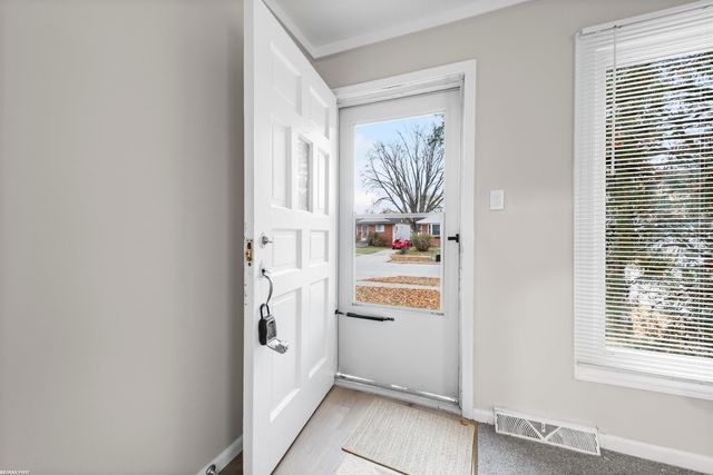 27699 Brettonwoods Street, Madison Heights, MI 48071