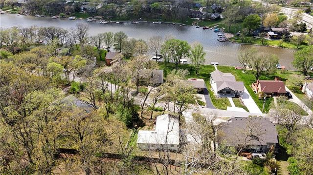 8305 NW Forest Drive, Weatherby Lake, MO 64152