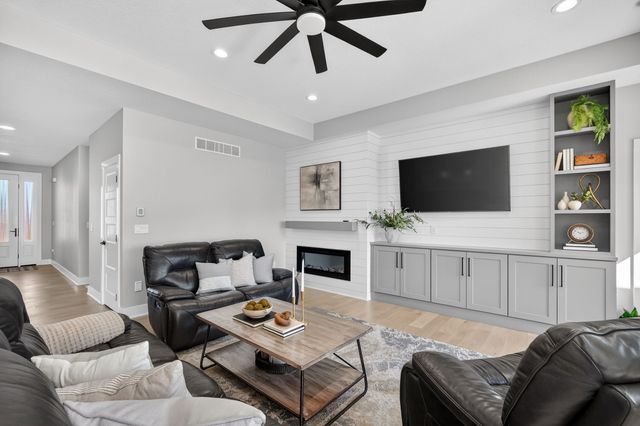 5015 149th Court, Urbandale, IA 50323