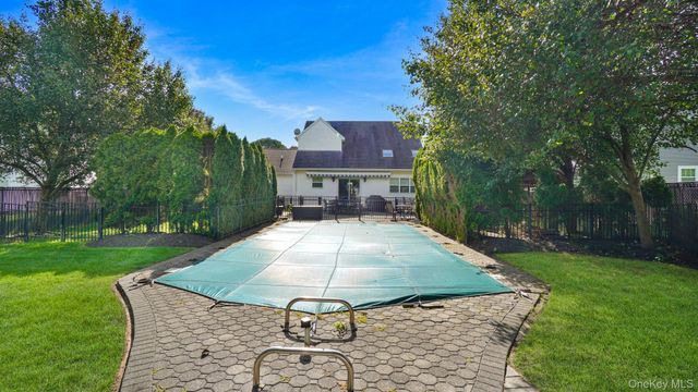 25 Laurel Lane, Holtsville, NY 11742