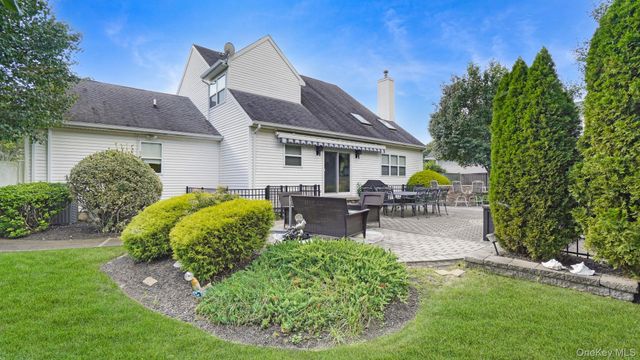 25 Laurel Lane, Holtsville, NY 11742