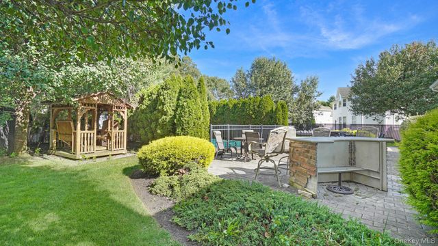 25 Laurel Lane, Holtsville, NY 11742