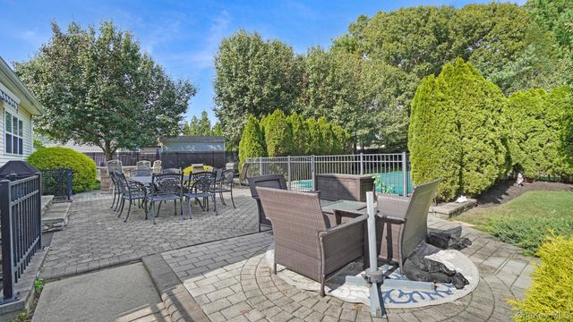 25 Laurel Lane, Holtsville, NY 11742
