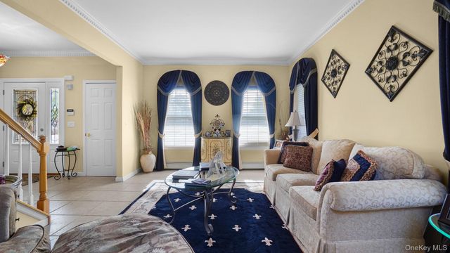 25 Laurel Lane, Holtsville, NY 11742
