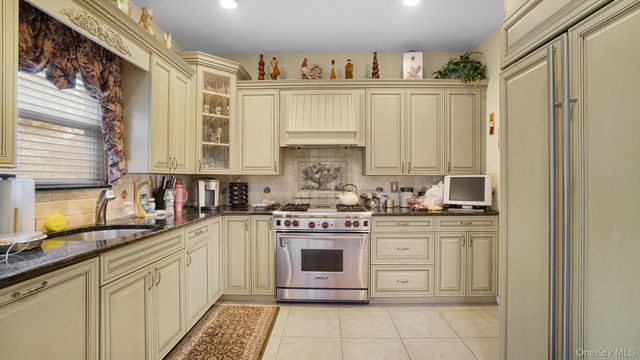 25 Laurel Lane, Holtsville, NY 11742