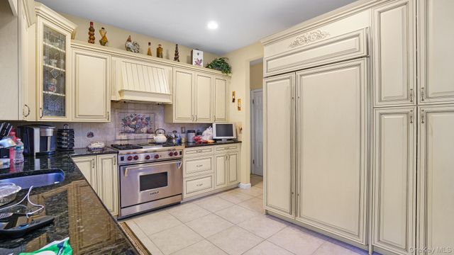 25 Laurel Lane, Holtsville, NY 11742