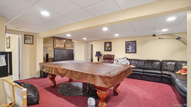 25 Laurel Lane, Holtsville, NY 11742