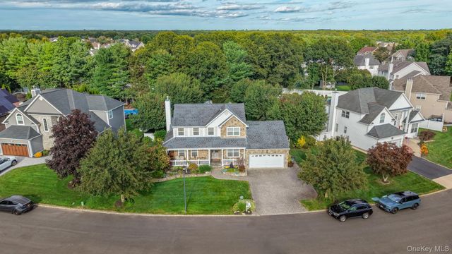 25 Laurel Lane, Holtsville, NY 11742