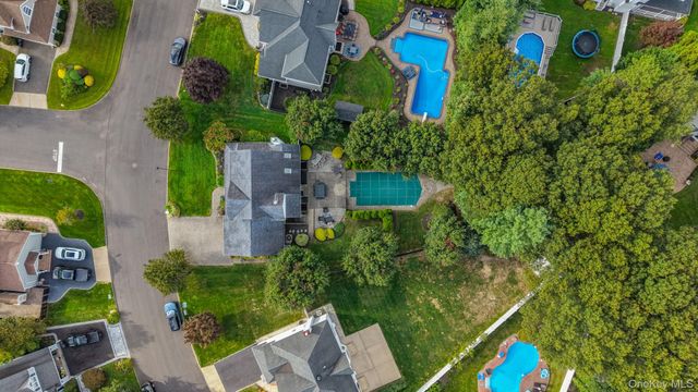 25 Laurel Lane, Holtsville, NY 11742