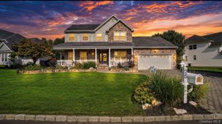 25 Laurel Lane, Holtsville, NY 11742