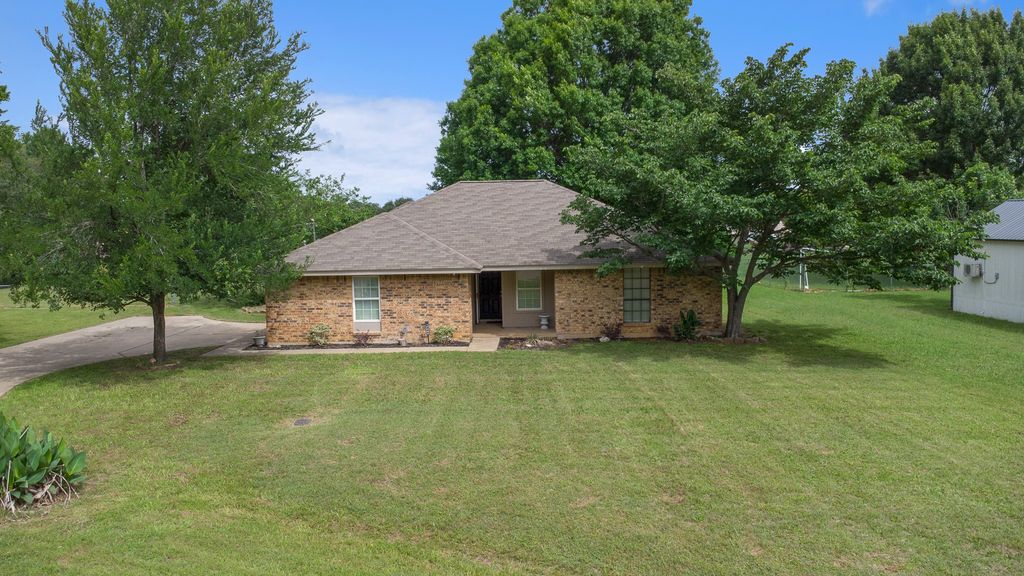 2944 Whispering Creek Lane, Burleson, TX 76028