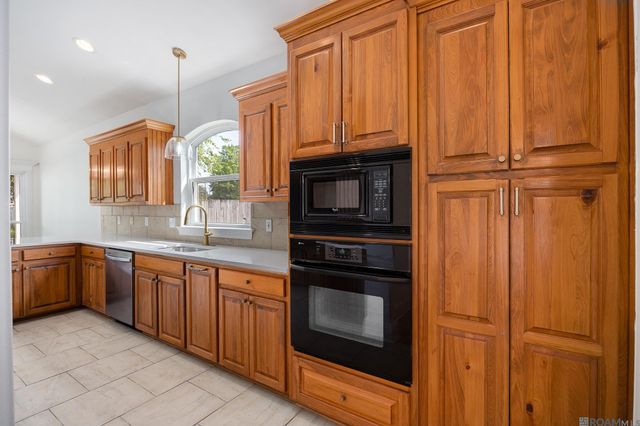 10417 Oakline Dr, Saint George, LA 70809