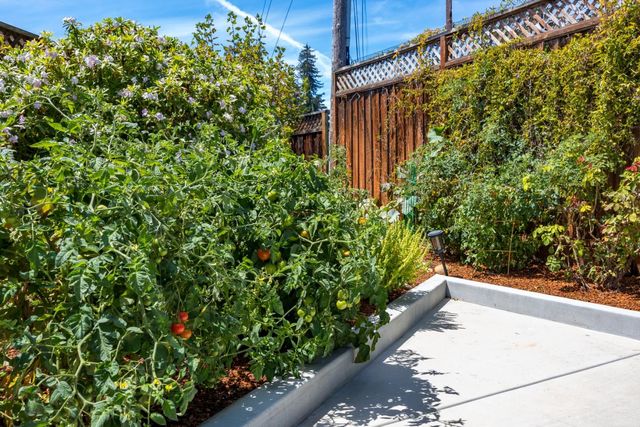 111 Woodside Avenue, Santa Cruz, CA 95060