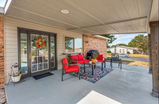 700 Nora Lane, Desoto, TX 75115