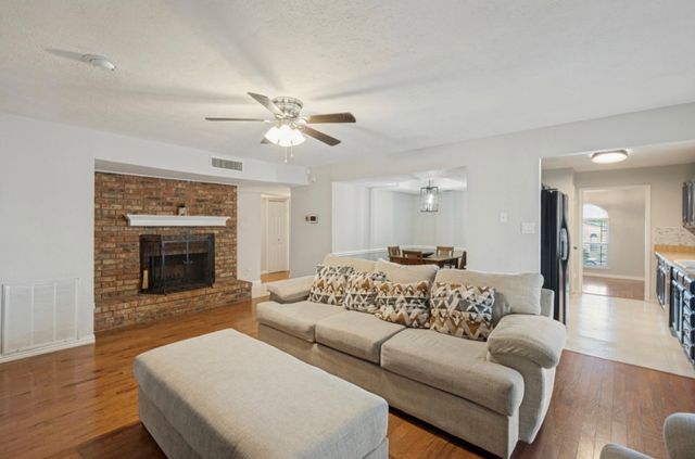 700 Nora Lane, Desoto, TX 75115