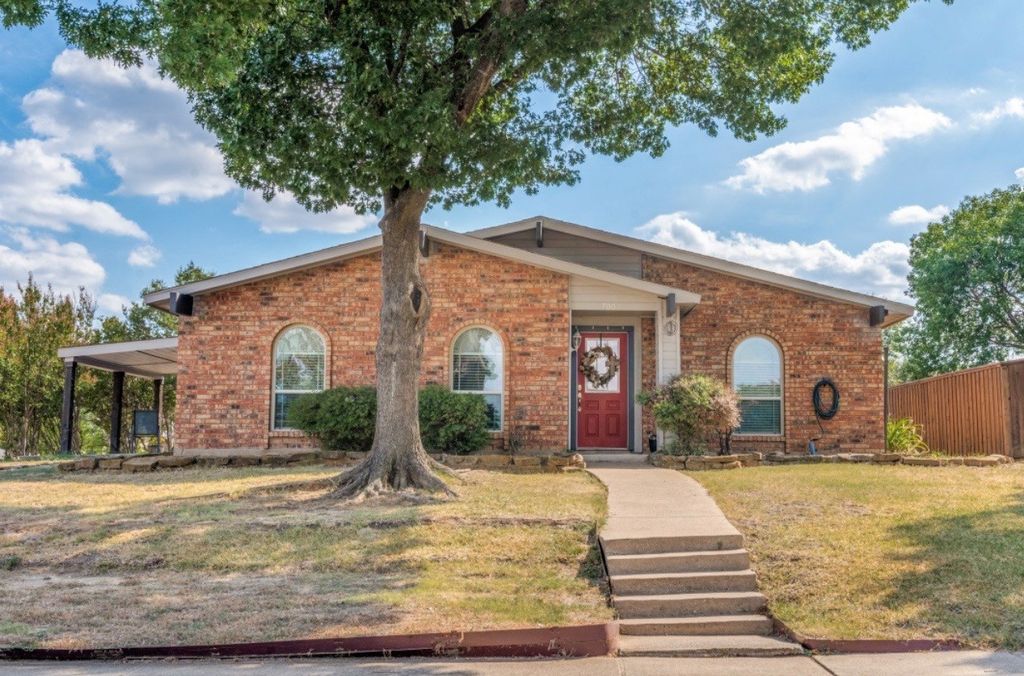 700 Nora Lane, Desoto, TX 75115