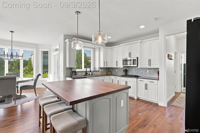 3603 N Century Oak Circle, Oakland Charter Township, MI 48363