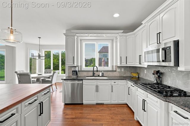 3603 N Century Oak Circle, Oakland Charter Township, MI 48363