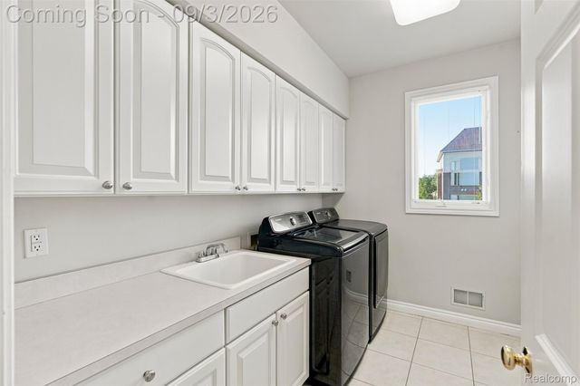 3603 N Century Oak Circle, Oakland Charter Township, MI 48363