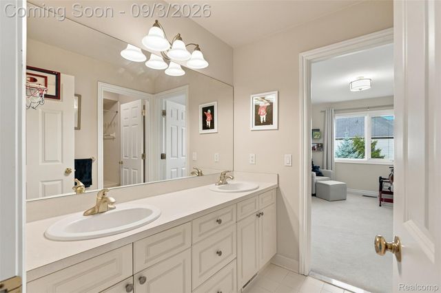 3603 N Century Oak Circle, Oakland Charter Township, MI 48363