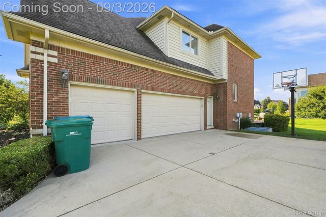 3603 N Century Oak Circle, Oakland Charter Township, MI 48363