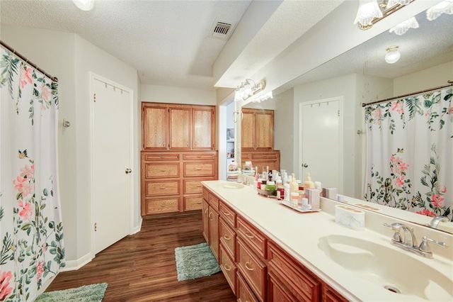 207 Sugar Cane Trace, Lake Jackson, TX 77566