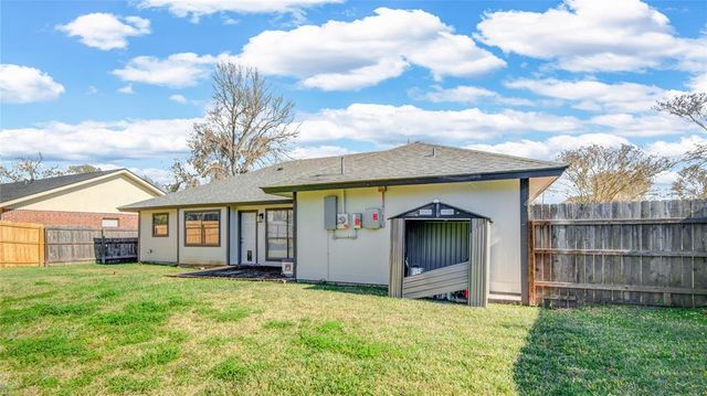 207 Sugar Cane Trace, Lake Jackson, TX 77566