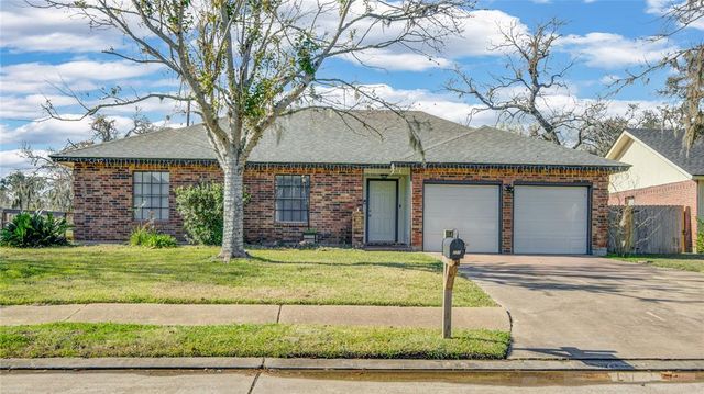 207 Sugar Cane Trace, Lake Jackson, TX 77566