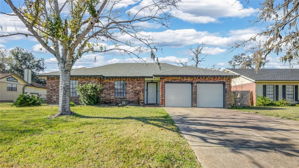 207 Sugar Cane Trace, Lake Jackson, TX 77566