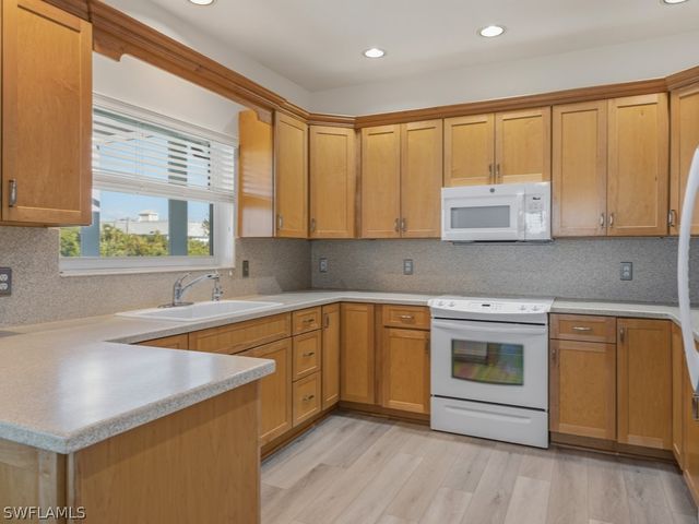 105 Pago Pago DR W, Naples, FL 34113