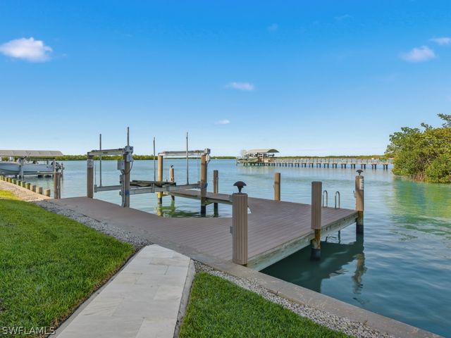 105 Pago Pago DR W, Naples, FL 34113