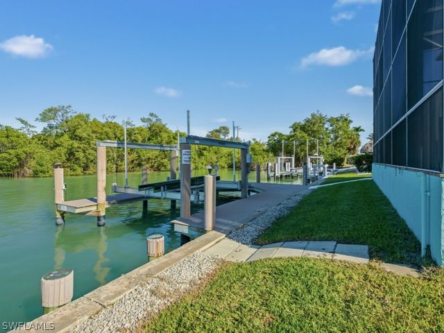 105 Pago Pago DR W, Naples, FL 34113