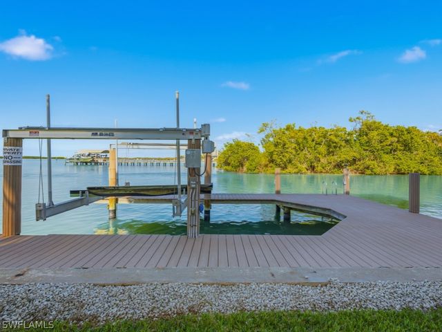 105 Pago Pago DR W, Naples, FL 34113