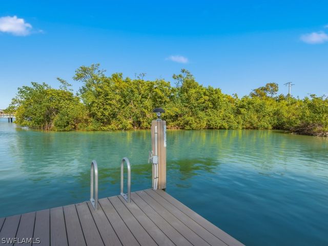 105 Pago Pago DR W, Naples, FL 34113