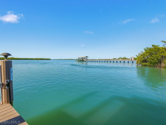 105 Pago Pago DR W, Naples, FL 34113